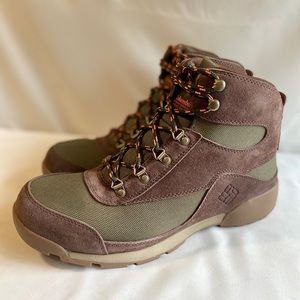 NEW! (not worn) 9.5 Columbia Men's Endicott Classic Mid WP Boot #OBO